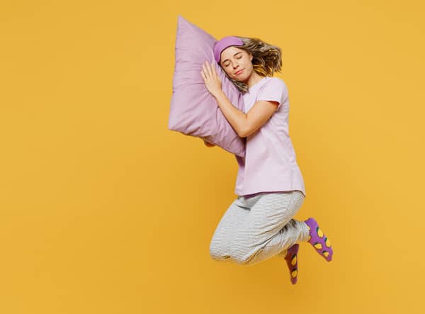 Less than a third of Brits sleep with the recommended one pillow, research found (photo: Adobe)
