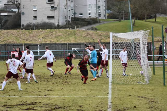 Rob Roy celebrate their dramatic late winner over Linlithgow Rose in  2018 (pic by Scott Wilson)