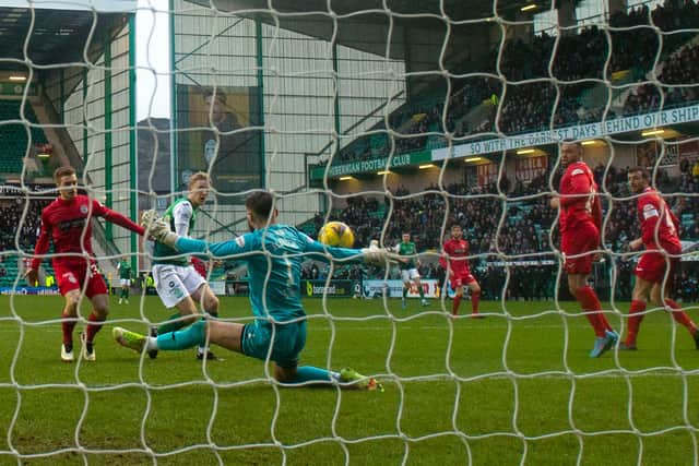 St Mirren goalkeeper Jak Alnwick denied Hibs' Ewan Henderson as the Paisley side claimed all three points in Leith. Photo by Alan Harvey / SNS Group