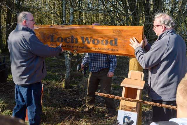 Blackwood Estate Community Association members find that many hands make light work of the new signage.