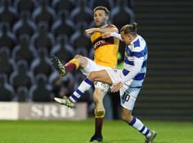 Stephen O'Donnell battles with Morton's Aidan Nesbitt on Friday night (Pic by Ian McFadyen)