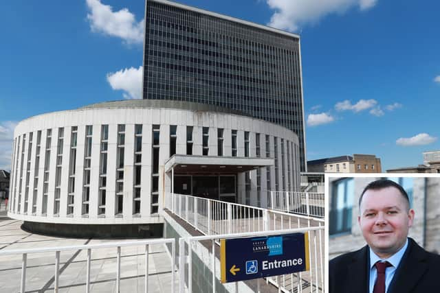 A vote of no confidence in South Lanarkshire council’s leader Joe Fagan (inset) has been defeated.