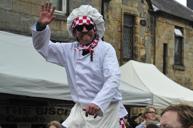 A big smile and wave for our photographer once the culinary stilt man spotted him!