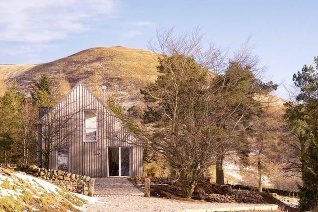Experience hygge at this romantic Scandi-woodshed, just 10 miles from Edinburgh and with its own wood-fired hot tub. Book: https://bit.ly/2SclbQN