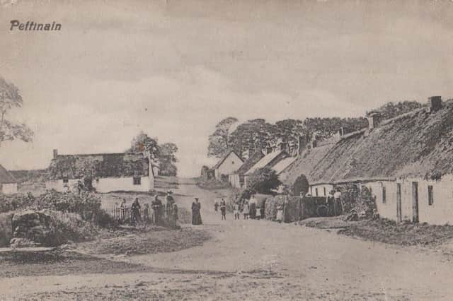 Thatched cottages were a major feature at the beginning of the 20th century but they more or less disappeared as the population of Pettinain increased from 1900 to 1920.