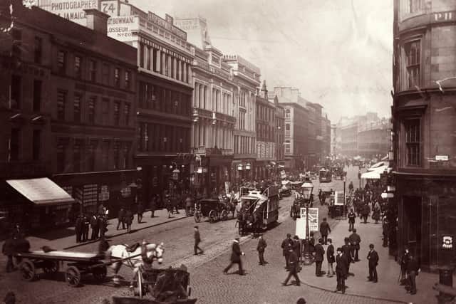 Passers-by and horse-drawn traffic in Jamaica Street.