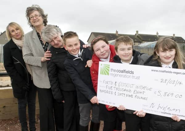 Ttunnel vision...Pauline Grandison, CRT, MSP Claudia Beamish, Ann Anderson of Forth Initiative, and Forth pupils with the Trust cheque (Submitted pic)