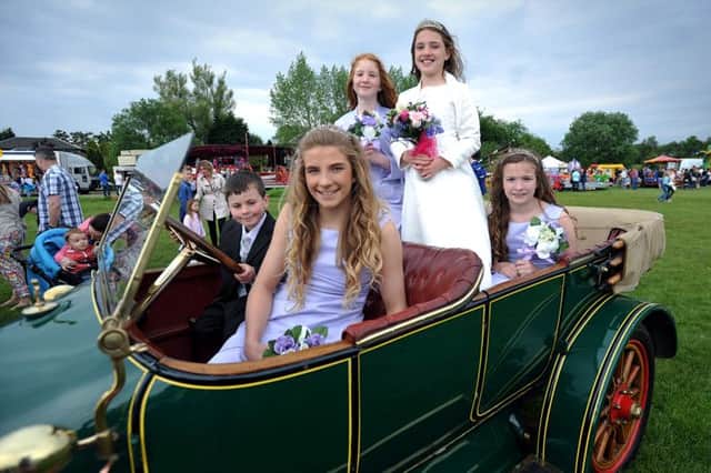 The Lenzie Gala Queen and her entourage arrive in style. Photo by Roberto Cavieres