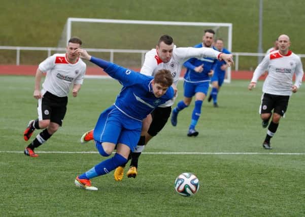 Roving attack...Carluke on ball