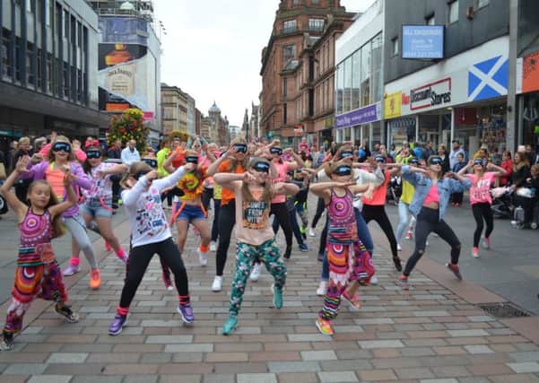 Glasgow Flashmob for guide dogs charity