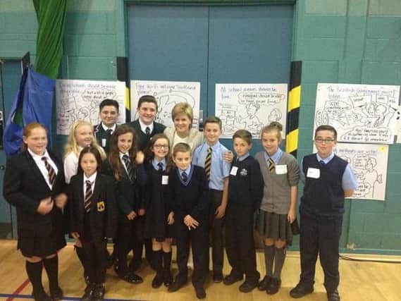 The First Minister poses with pupils.