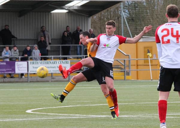 David Marsh battles for possession with Annan's Ryan McStay (pic by Alan Watson).