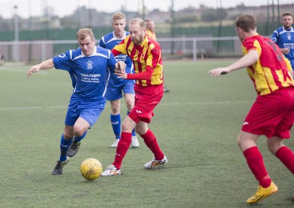 Rossvale's Kirk Forbes tries to get to grips with a Lesmahagow opponent.