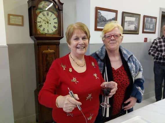 Community councillors Eleanor McLean and Linda Chapman serve up the Het Pint