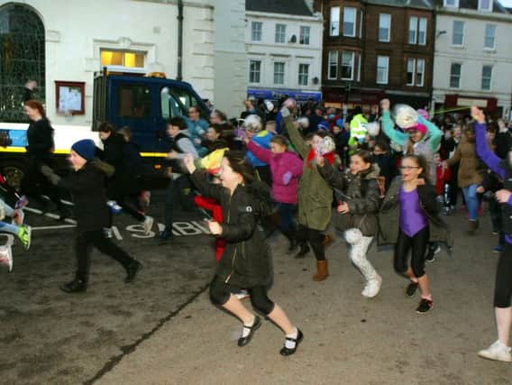 Youngsters set off on their run round St Nicholas Church. (Pic by Jim Clare)