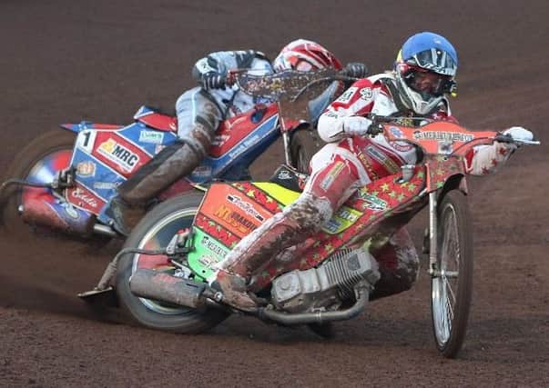 Nike Lunna leads for Glasgow Tigers against Newcastle's Robert Lambert. (pic by Ian Adam)
