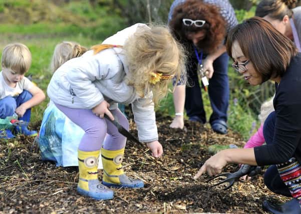 Children from Milngavie Nursery planted daffodil bulbs and picked brambles for the Milngavie Orchard project.