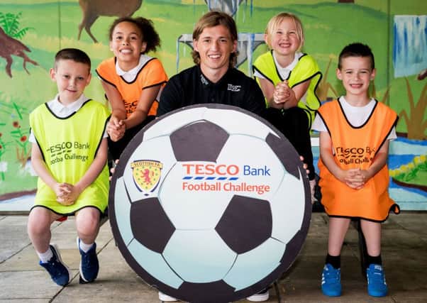 Scotand U21 international Ryan Gauld (centre) with Kildrum Primary pupils Amelia- Jayne Storey (back left), Erin Cooper (back right), Bailey Wright (front left) and Dylan Gibson (front right)