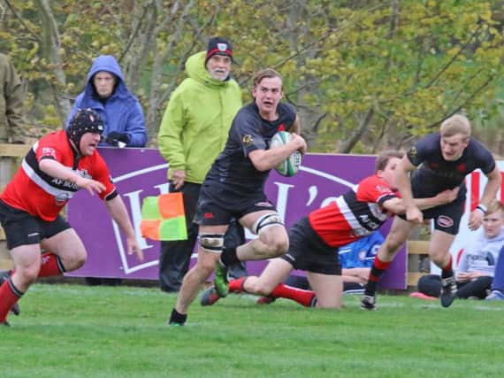 Jamie Orr takes an off load from Ali Sinclair as he heads off to score Biggars first try against Lasswade last Saturday (Pic by Nigel Pacey)