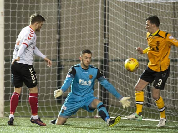 Clyde just couldn't find a way past the Annan defence (pic by Craig Halkett)