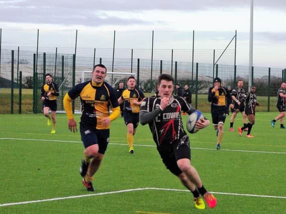 Zak Davies races to score Cumbernauld's first try. (pic by Charlie Kearton)