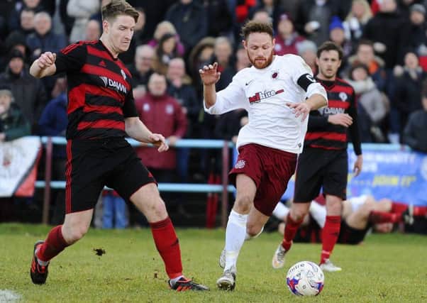 Rob Roy's Danny Boyle closes in on Linlithgow's Ruari MacLennan (pic by Alan Murray Photography)