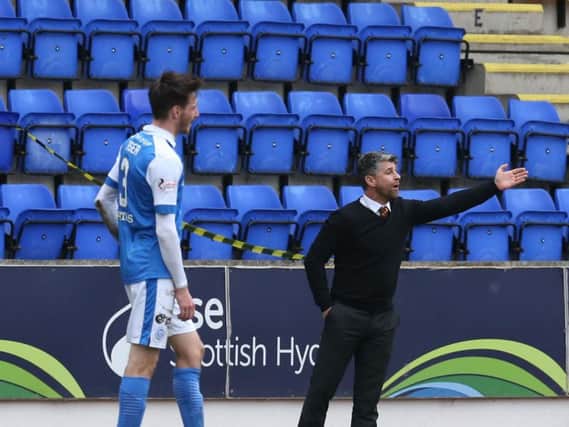 Motherwell manager Stephen Robinson gives instructions to his team in Perth (Pic by Ian McFadyen)