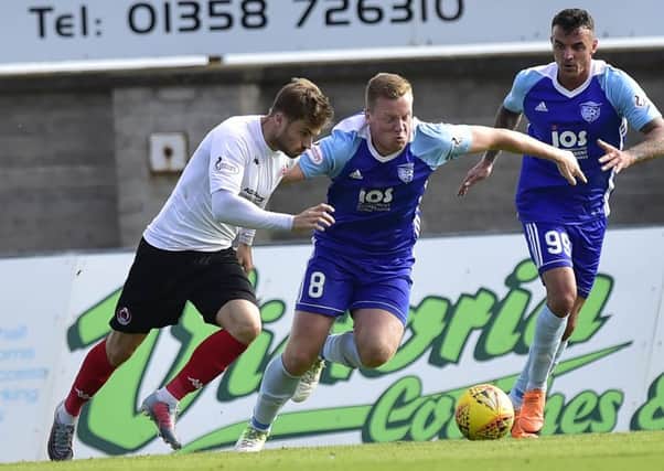 David Goodwillie takes on Peterhead's Scott Brown (pic by Duncan Brown)