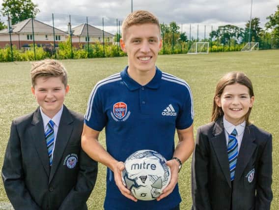 Greg with Douglas Academy S1 pupils Reiss Weir and Marnie Sayer