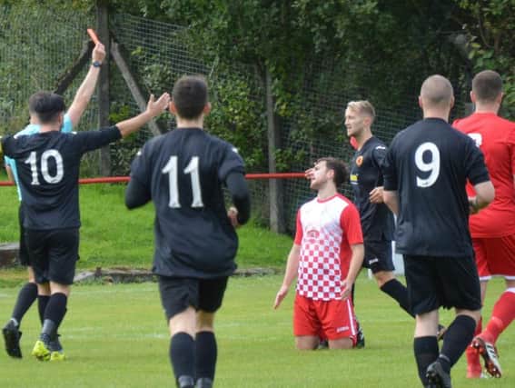Neilston are reduced to 10 men against Rossvale (pic by HT Photography/@dibsy_)