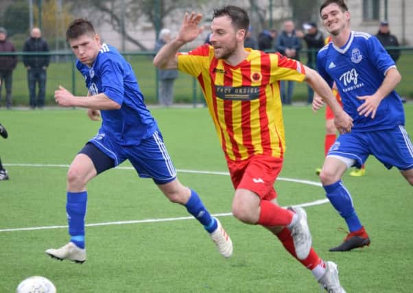 Chris Duff tries to escape the attentions of two Darvel opponents (pic by HT Photography/@dibsy_)