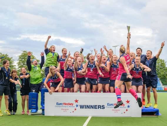 Scotland celebrate after lifting the EuroHockey Championship II trophy (pic by Duncolm Photography)