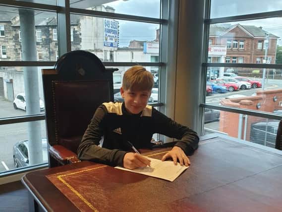 Brodie Wright puts pen to paper with Queens Park (Submitted pic)