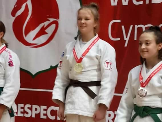 Lily Rafferty (centre) with her Welsh Open gold medal (Submitted pic)
